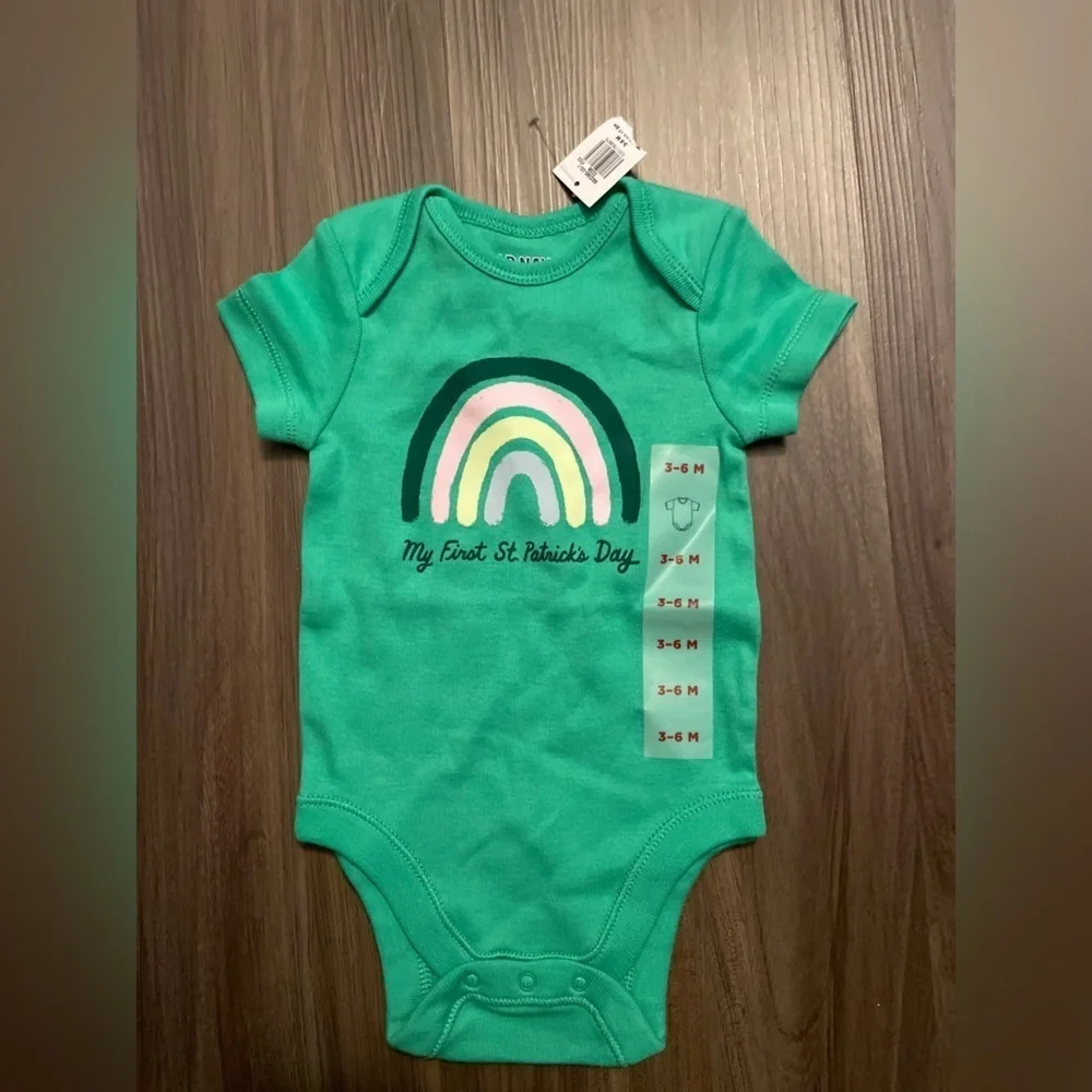 Old Navy Green Bodysuit with Rainbow Design 1st  St. Patrick’s Day 3-6M -NWT